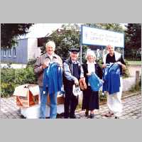 001-1209 Tikots aus Bremen fuer Kinder im Kirchspiel Allenburg, Uebergabe in Bremen am 15.07.2004.jpg